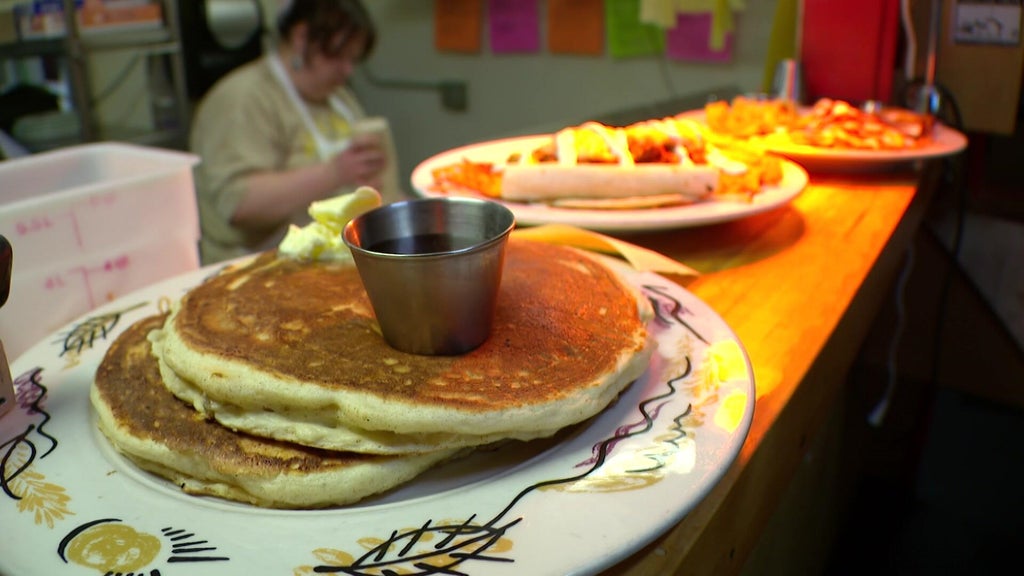 Modern Times Cafe closing at end of year after providing 30,000 free meals in wake of ICE surge — WCCO / CBS Minnesota, Lakeville Dining news