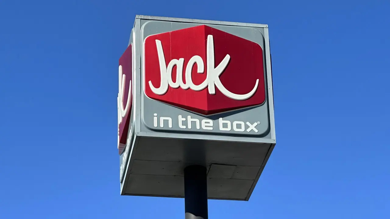Scalding hot coffee thrown into fast-food manager’s face by angry customer, DA says — Lakeville Dining news
