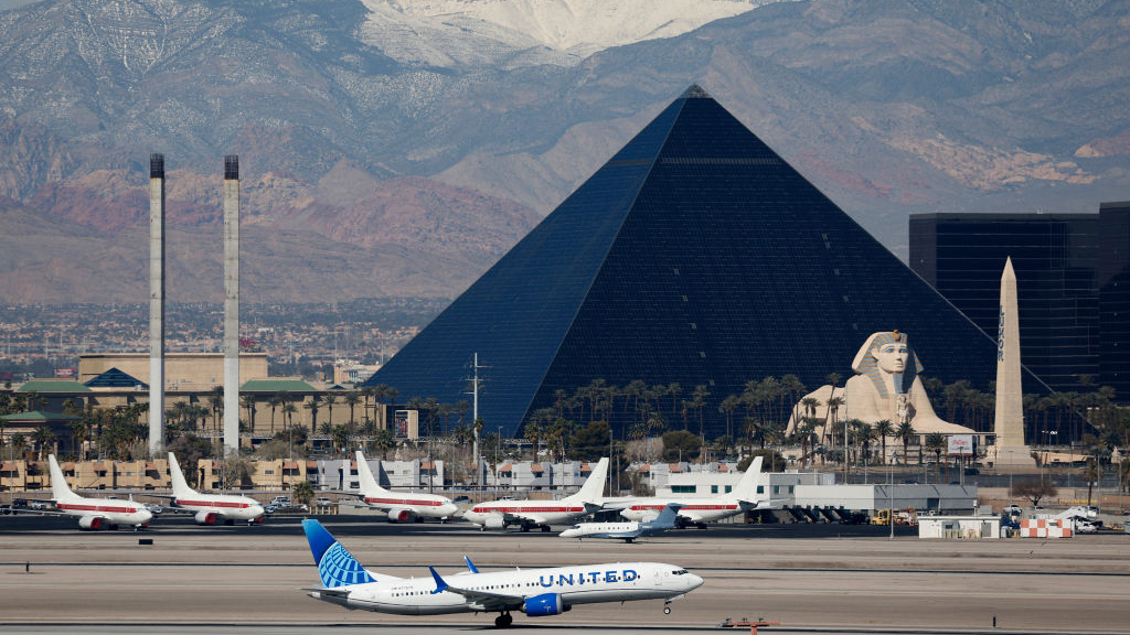 Flight rerouted after passenger threatened to hijack plane โ Lakeville Community news