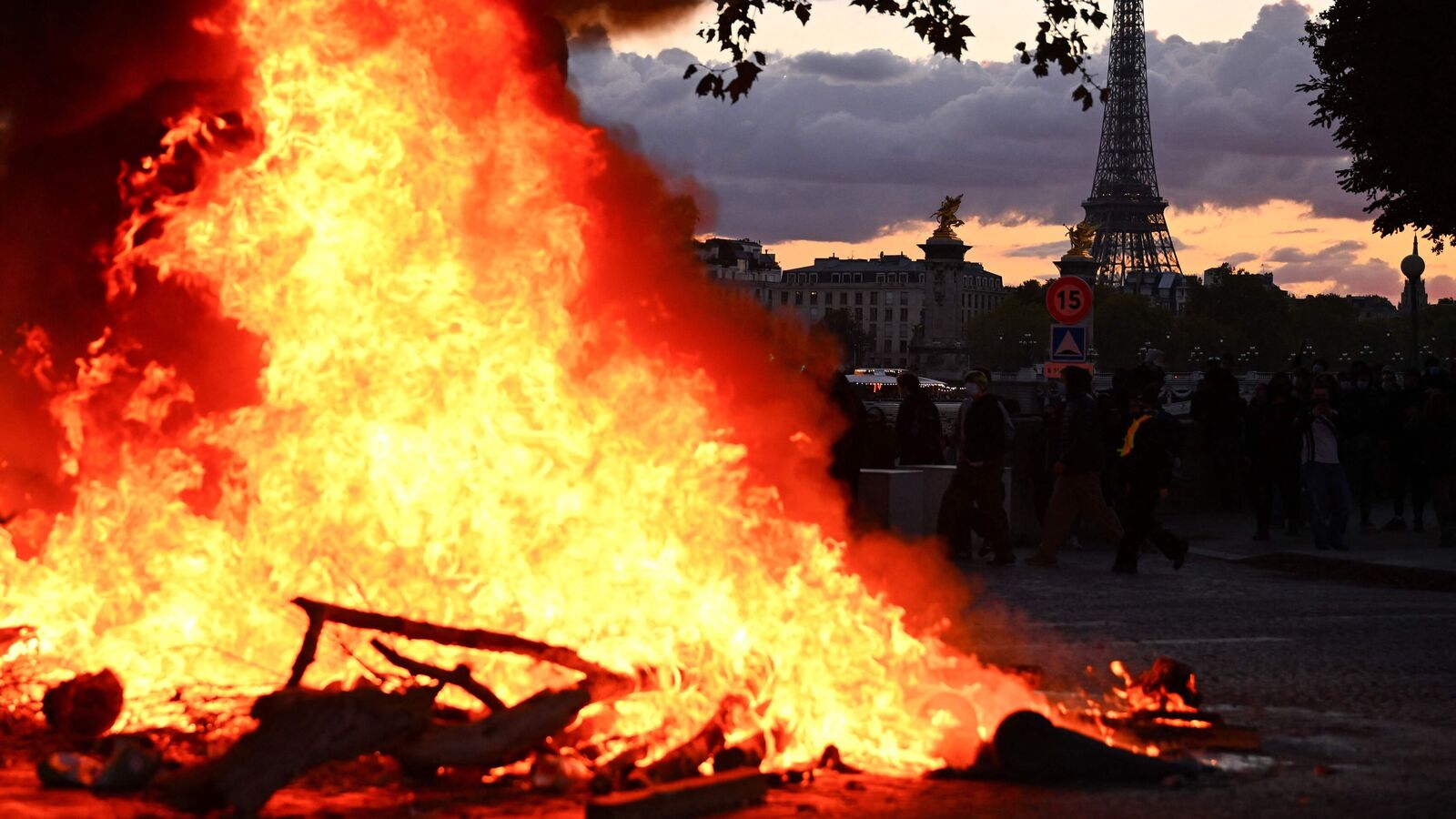 France Protests: Cars torched, shops looted as police arrest 272 demonstrators — Mint India, Lakeville Business news